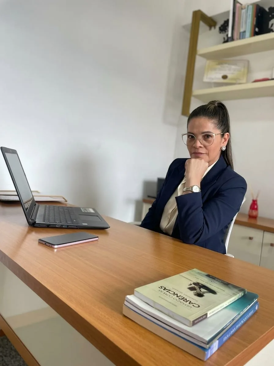 Marli Gouveia em sua mesa no consultório em Pinhais