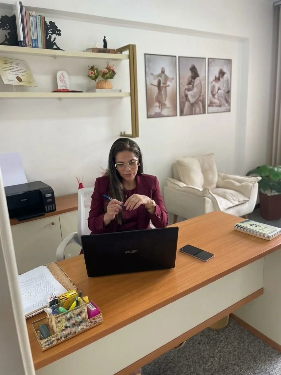 Marli Gouveia, psicóloga, durante atendimento online por videochamada